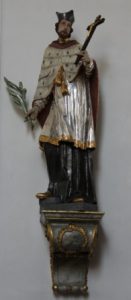 Chorraum Figur links: Der heilige Nepomuk (1730) Wunderschön gestalteter Domherrentalar, mit Birett, Kreuz und einem Palmwedel, das Zeichen eines Märtyrers