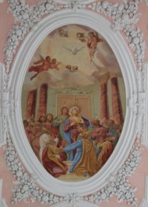 Schiff Deckengemälde mitte: Das Pfingstwunder (1724)  - vom Dillinger Maler Anton Wenzeslaus Haffe - Maria im Kreise der Apostel, der heilige Geist sinnbildlich dargestellt als Feuerzungen und einer Taube