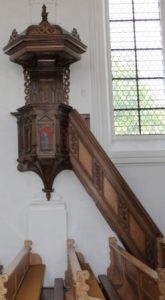 Die Kanzel Der Kanzelkorb von 1895 im Stil Neurenaissance - abgebildet sind die vier Evangelisten - Der Deckel und die Stiege sind aus Obermedlingen und älter als die Kirche (17. Jh.)