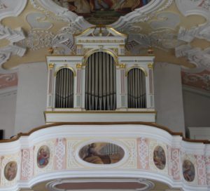 Die Spitalorgel erbaut von Phillipp Bichler (Augsburg) im Jahre 1863 Das Orgelprospekt ist im klassizistischen Stil gefertigt (1895) Das Instrument war ursprünglich romantisch gestimmt, bei der Renovierung wurde ein barockes Klangideal realisiert